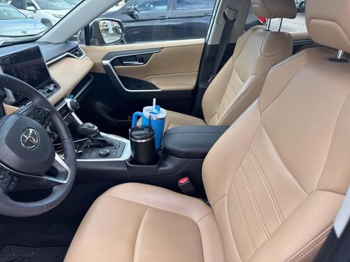 2023 Toyota RAV4 Hybrid XLE Premium