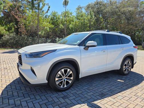 2022 Toyota Highlander Hybrid XLE