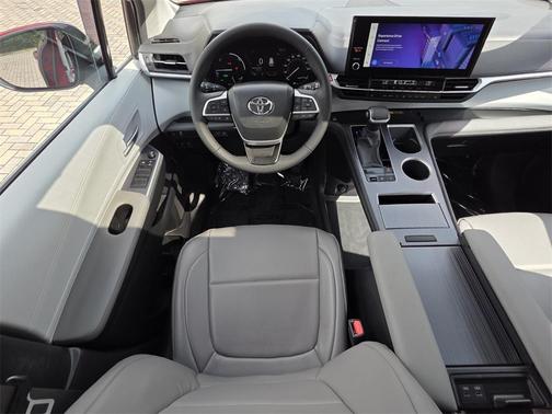 2025 Toyota Sienna XLE 8 Passenger