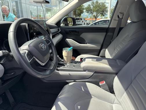 2023 Toyota Highlander Hybrid LE