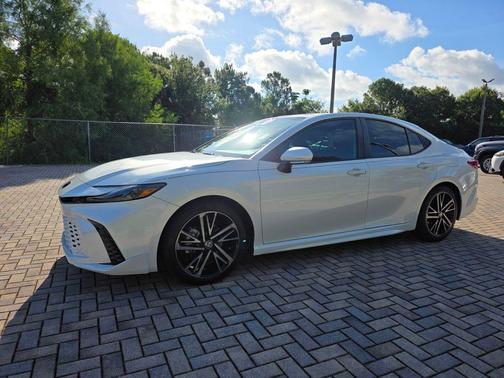 Wind Chill Pearl 2025 Toyota Camry XSE