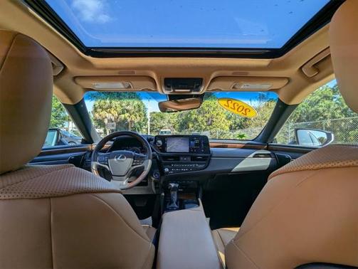 2022 Lexus ES 300h Ultra Luxury