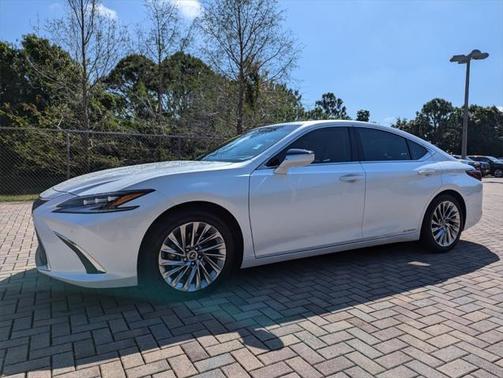 2022 Lexus ES 300h Ultra Luxury