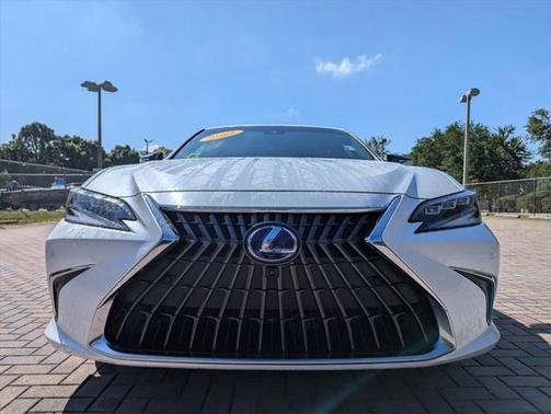 2022 Lexus ES 300h Ultra Luxury