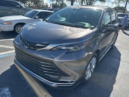2024 Toyota Sienna Platinum