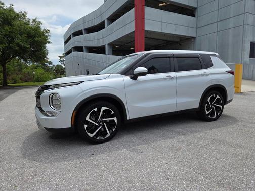 White Diamond 2024 Mitsubishi Outlander SE
