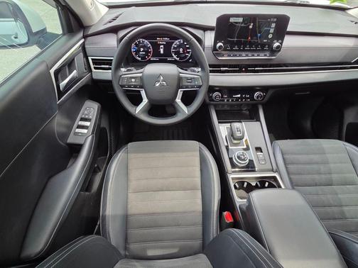 White Diamond 2024 Mitsubishi Outlander SE