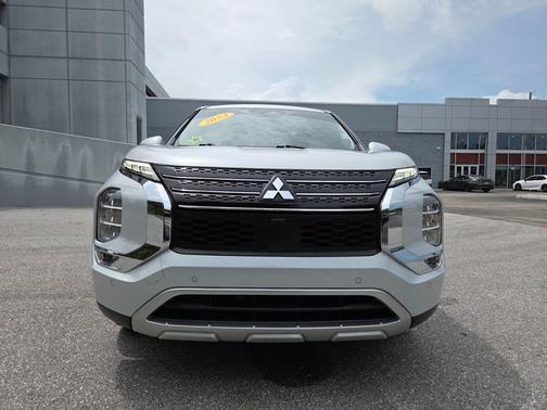 White Diamond 2024 Mitsubishi Outlander SE