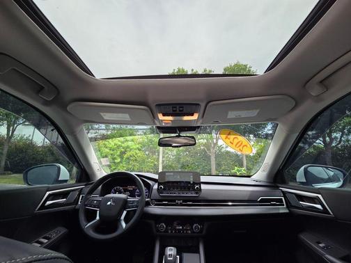 White Diamond 2024 Mitsubishi Outlander SE