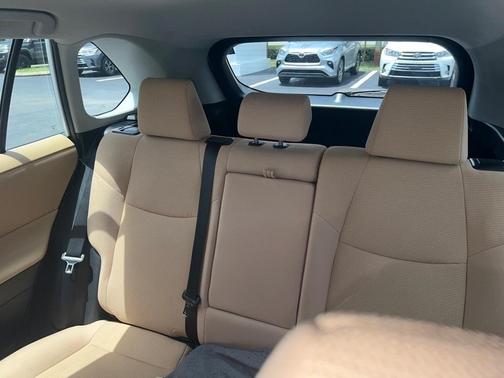 Photo 2 of 5 of 2019 Toyota RAV4 LE