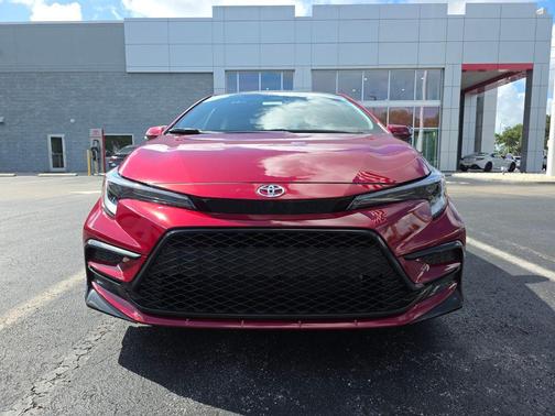 Ruby Flare Pearl/Midnight Black Metallic 2026 Toyota Corolla SE