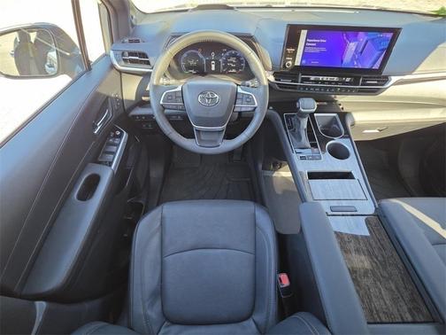 2025 Toyota Sienna Platinum