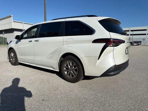 Wind Chill Pearl 2023 Toyota Sienna XLE