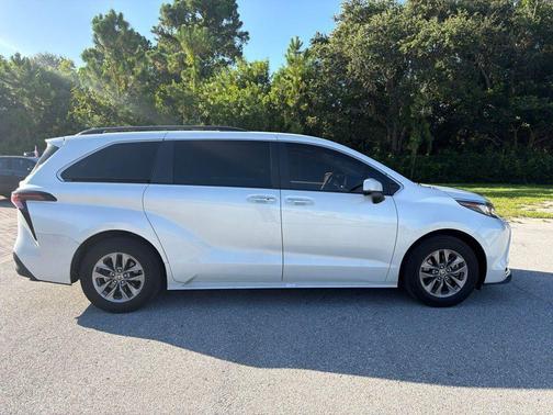 Wind Chill Pearl 2023 Toyota Sienna XLE