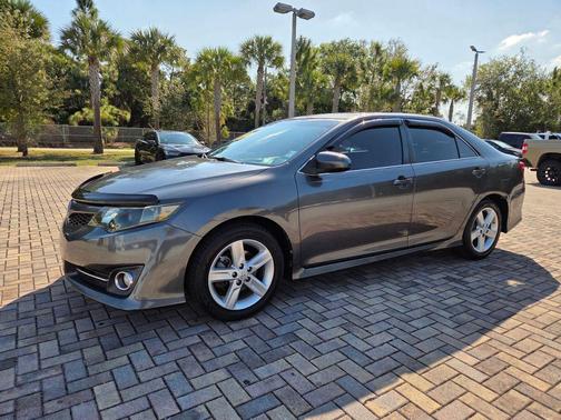 Magnetic Gray Metallic 2014 Toyota Camry SE
