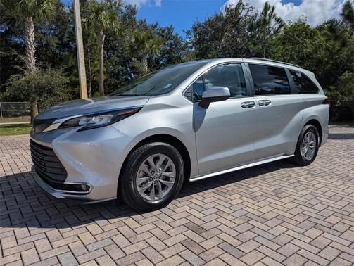 2022 Toyota Sienna XLE