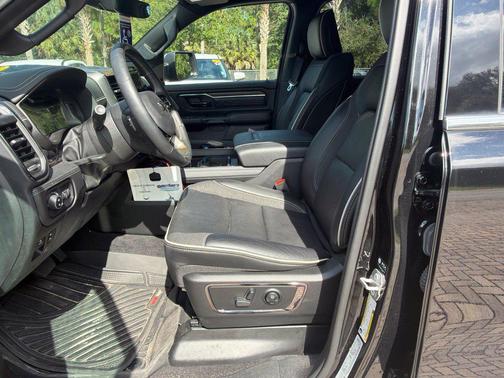 Diamond Black Crystal Pearlcoat 2025 RAM 1500 Limited