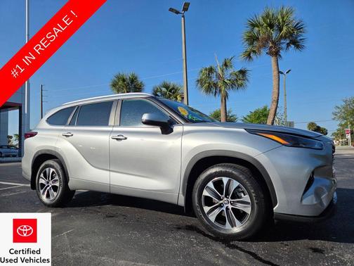Celestial Silver Metallic 2023 Toyota Highlander XLE