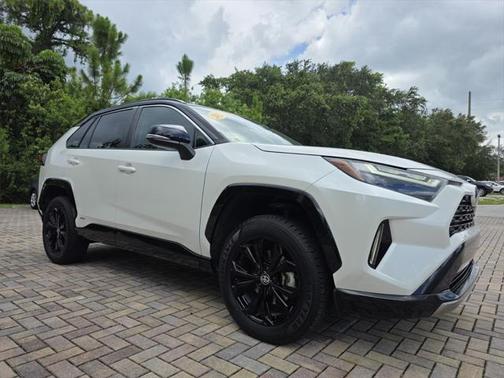 2022 Toyota RAV4 Hybrid SE