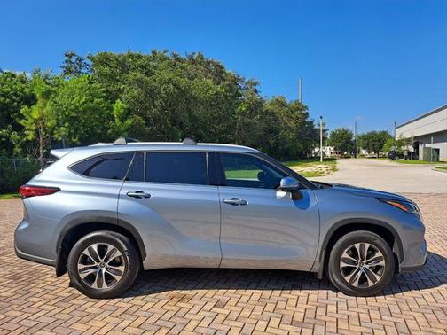 Moon Dust 2022 Toyota Highlander XLE
