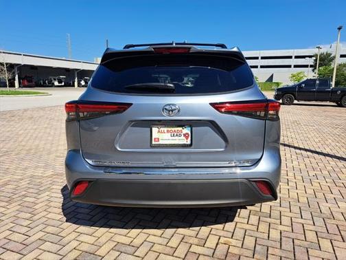 Moon Dust 2022 Toyota Highlander XLE