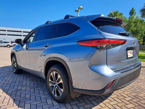 Moon Dust 2022 Toyota Highlander XLE