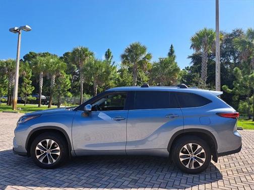 Moon Dust 2022 Toyota Highlander XLE