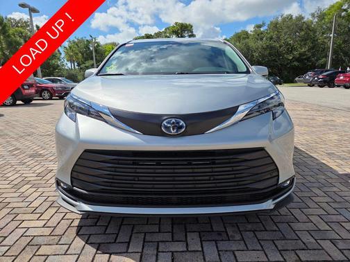 Celestial Silver Metallic 2025 Toyota Sienna XLE