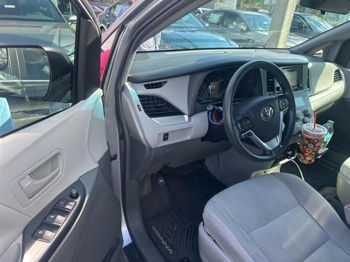 2017 Toyota Sienna SE