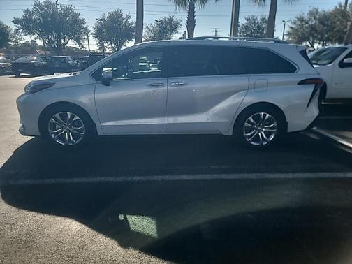 2024 Toyota Sienna Platinum