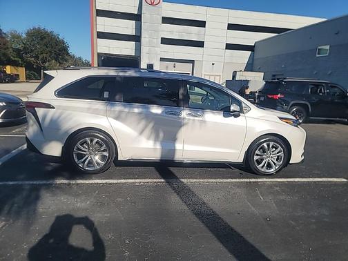 2024 Toyota Sienna Platinum