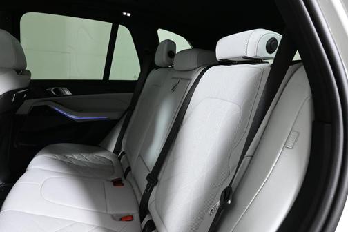 Mineral White Metallic 2024 BMW X5 xDrive40i