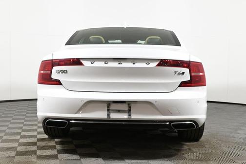 2017 Volvo S90 T6 Momentum