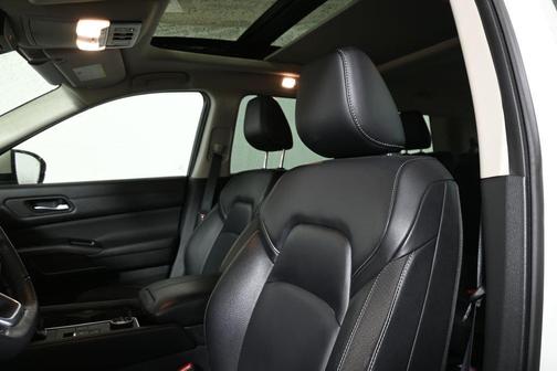 White 2024 Nissan Pathfinder SL