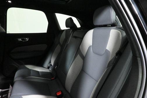 2022 Volvo XC60 B6 R-Design