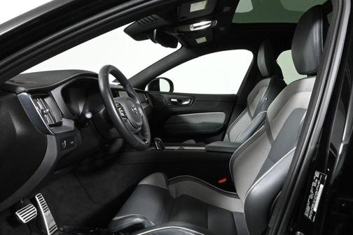 2022 Volvo XC60 B6 R-Design