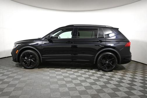 Deep Black Pearl Effect 2024 Volkswagen Tiguan 2.0T SE R-Line Black