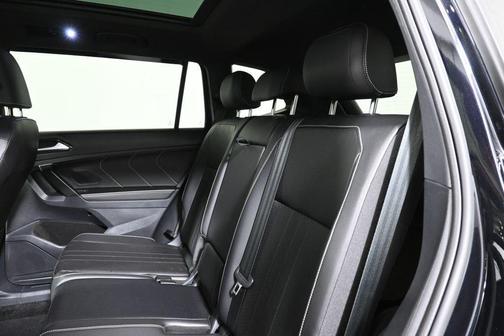 Deep Black Pearl Effect 2024 Volkswagen Tiguan 2.0T SE R-Line Black