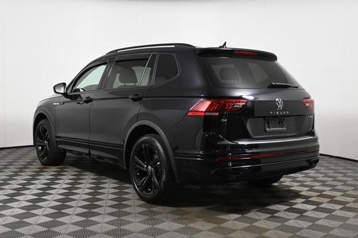 Deep Black Pearl Effect 2024 Volkswagen Tiguan 2.0T SE R-Line Black