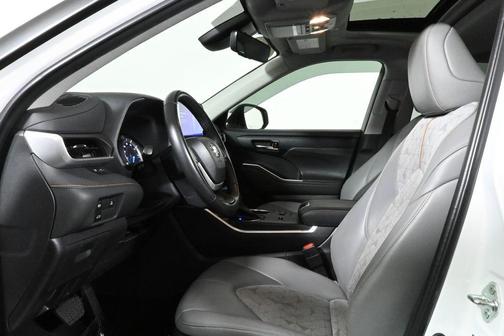 2023 Toyota Highlander Hybrid Bronze Edition