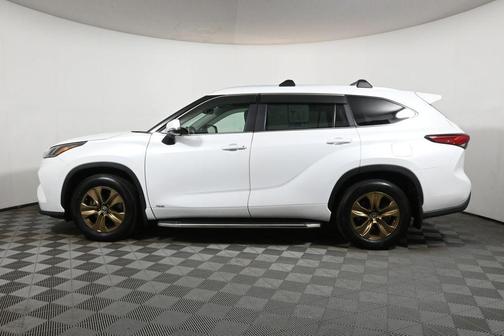 2023 Toyota Highlander Hybrid Bronze Edition