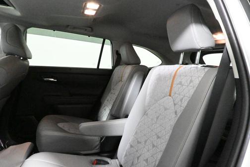 2023 Toyota Highlander Hybrid Bronze Edition