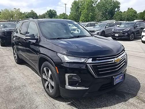 Mosaic Black Metallic 2022 Chevrolet Traverse LT Leather