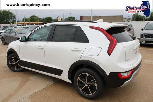White Pearl 2026 Kia Niro LX