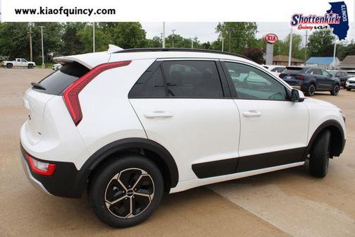 White Pearl 2026 Kia Niro LX