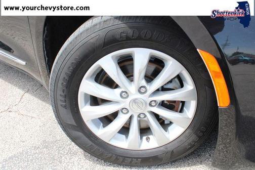 Brilliant Black Crystal Pearlcoat 2019 Chrysler Pacifica Touring L