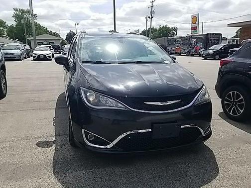 Brilliant Black Crystal Pearlcoat 2019 Chrysler Pacifica Touring L