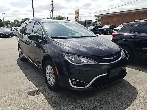 Brilliant Black Crystal Pearlcoat 2019 Chrysler Pacifica Touring L