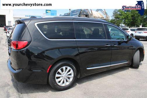 Brilliant Black Crystal Pearlcoat 2019 Chrysler Pacifica Touring L