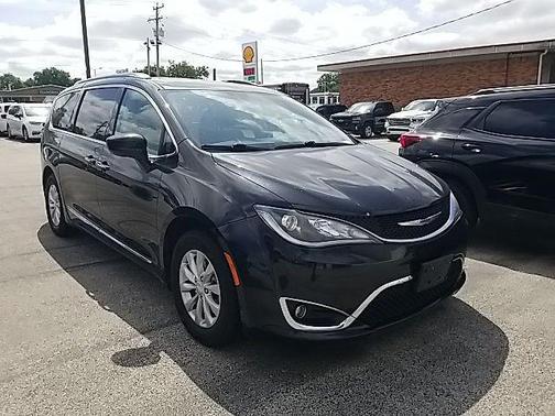 Brilliant Black Crystal Pearlcoat 2019 Chrysler Pacifica Touring L